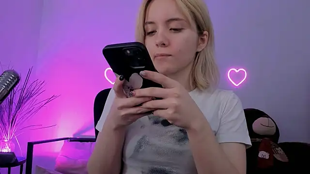 AuroraWrenfield online show from 13, 4, 2026