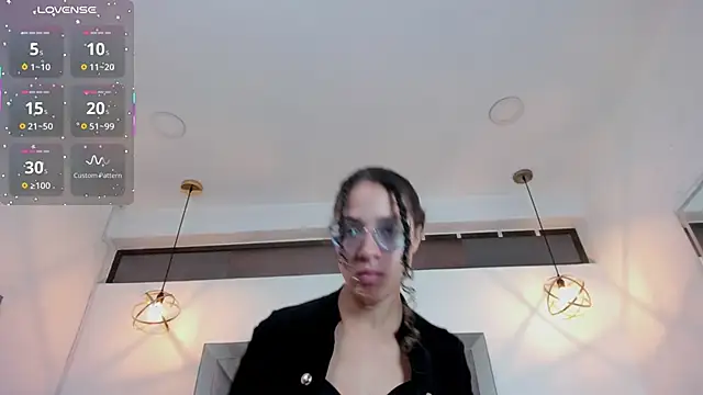 Hanna Cornee  online show from 20, 12, 2025