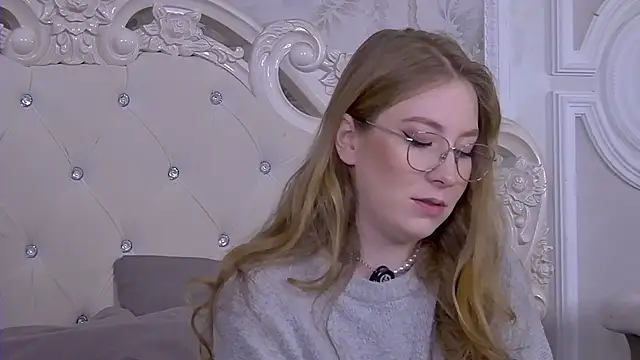 Snapshot of MiaEuphoria_ chatting on 8, 10, 2025 MiaEuphoria  online show from 8, 10, 2025