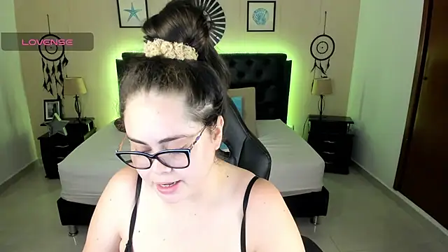Snapshot of LolaVillalobos chatting on 22, 6, 2026 LolaVillalobos online show from 22, 6, 2026