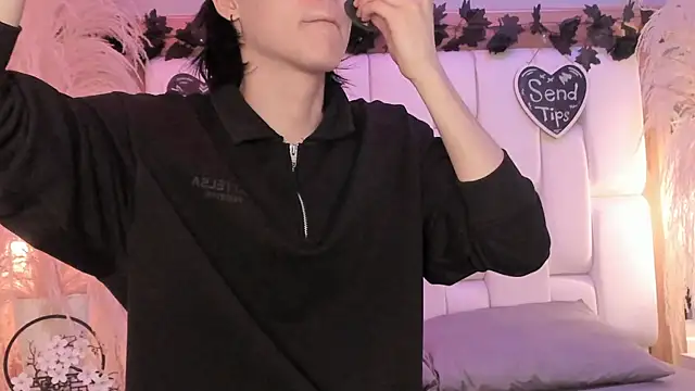 Daphne And Roger online show from 13, 4, 2026