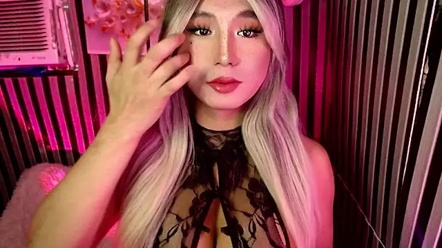 UrhotlucyTS online show from 10, 3, 2026