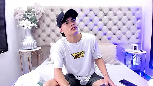 Snapshot of BenitoSaenz chatting on 4, 10, 2025 BenitoSaenz online show from 4, 10, 2025