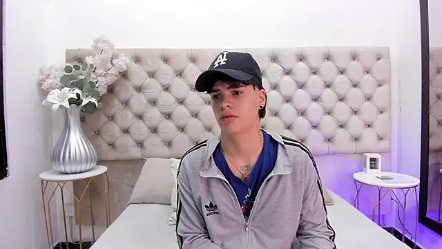 Snapshot of BenitoSaenz chatting on 5, 11, 2025 BenitoSaenz online show from 5, 11, 2025