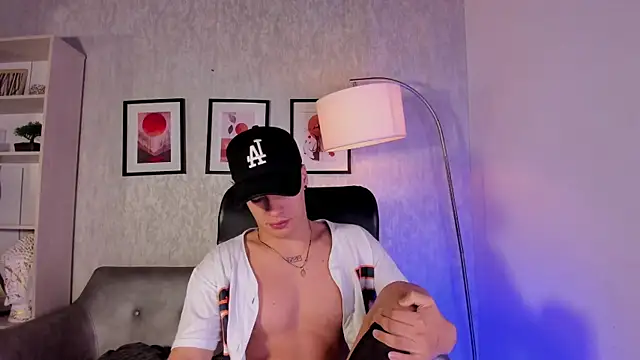 Snapshot of BenitoSaenz chatting on 9, 11, 2025 BenitoSaenz online show from 9, 11, 2025