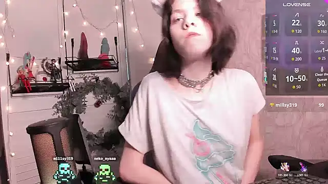 Snapshot of aestheticbeing chatting on 18, 12, 2025 aestheticbeing online show from 18, 12, 2025