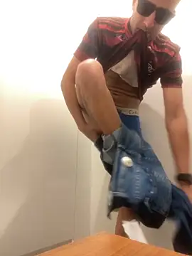 Snapshot of Junior17cm_1993 chatting on 1, 11, 2025 Junior17cm 1993 online show from 1, 11, 2025