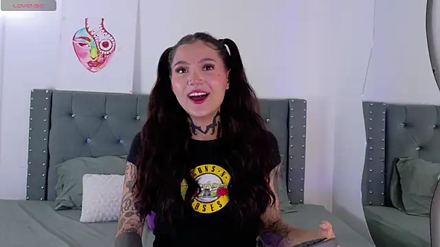 Snapshot of sara_queen10 chatting on 25, 9, 2025 sara queen10 online show from 25, 9, 2025