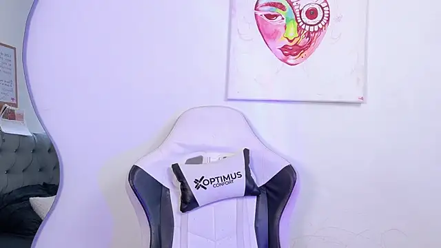 Snapshot of sara_queen10 chatting on 29, 9, 2025 sara queen10 online show from 29, 9, 2025