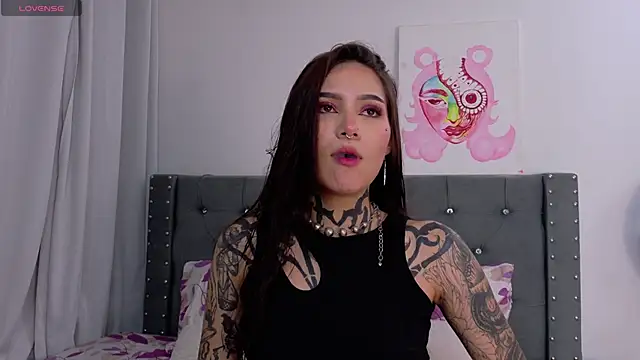 Snapshot of sara_queen10 chatting on 10, 10, 2025 sara queen10 online show from 10, 10, 2025