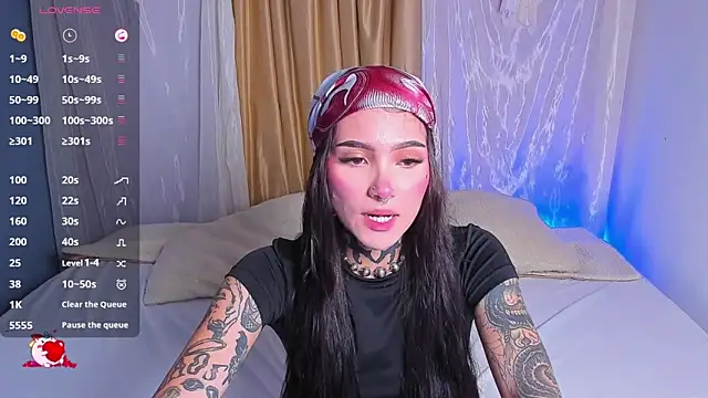 Snapshot of sara_queen10 chatting on 13, 10, 2025 sara queen10 online show from 13, 10, 2025