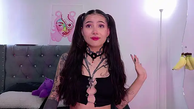 Snapshot of sara_queen10 chatting on 23, 10, 2025 sara queen10 online show from 23, 10, 2025