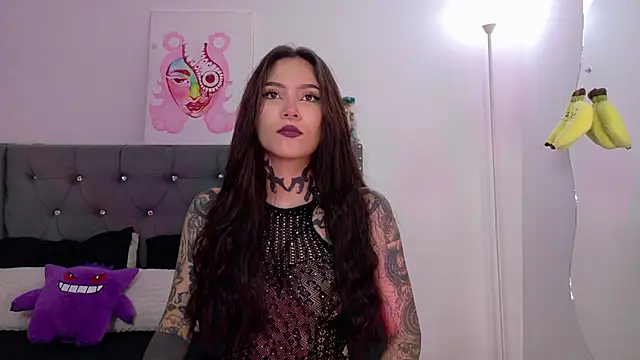 Snapshot of sara_queen10 chatting on 27, 10, 2025 sara queen10 online show from 27, 10, 2025