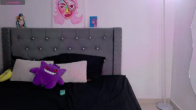 Snapshot of sara_queen10 chatting on 29, 10, 2025 sara queen10 online show from 29, 10, 2025