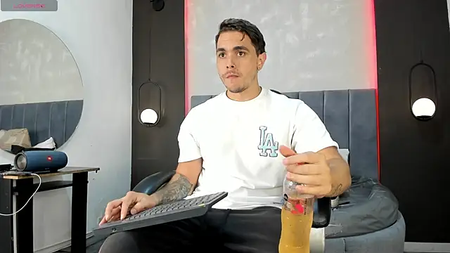 Snapshot of Liam_walk_ chatting on 10, 10, 2025 Liam walk online show from 10, 10, 2025