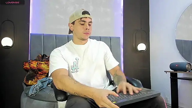 Snapshot of Liam_walk_ chatting on 28, 10, 2025 Liam walk online show from 28, 10, 2025