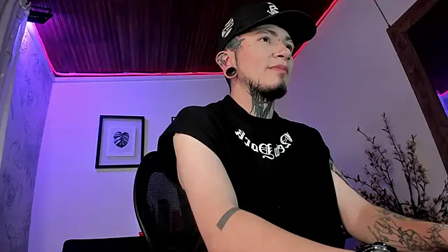 Snapshot of tyler_jones_ chatting on 1, 10, 2025 tyler jones  online show from 1, 10, 2025
