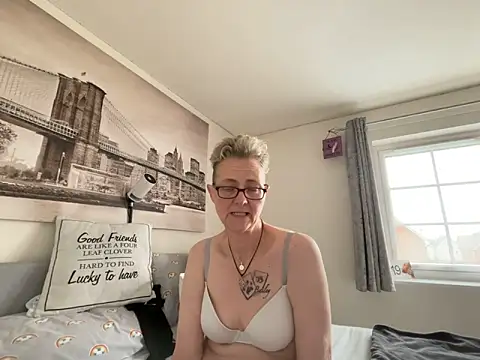 Curvy-Jinx online show from 15, 4, 2026