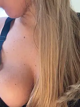 Snapshot of sailor_titti chatting on 18, 10, 2025 sailor titti online show from 18, 10, 2025