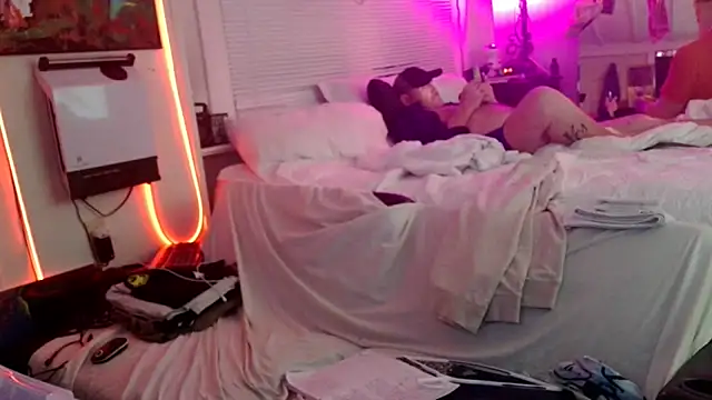 Snapshot of Luv2SuckBWC92 chatting on 12, 11, 2025 Luv2SuckBWC92 online show from 12, 11, 2025