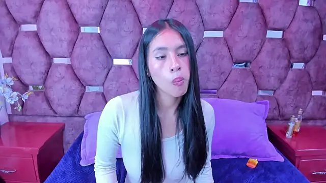 Miaa Davis  online show from 18, 12, 2025