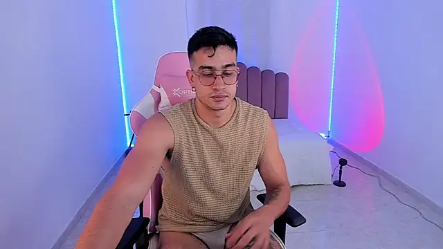 Snapshot of CamCumBoy chatting on 20, 10, 2025 CamCumBoy online show from 20, 10, 2025