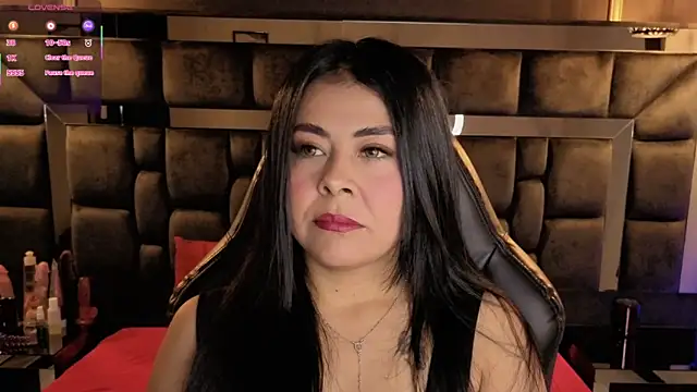 Aniajoness  online show from 7, 10, 2025