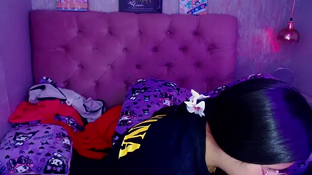 Snapshot of laurenelove chatting on 10, 9, 2025 laurenelove online show from 10, 9, 2025