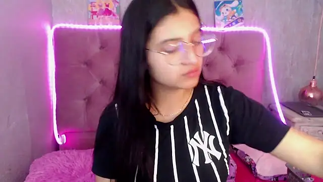 Snapshot of laurenelove chatting on 1, 10, 2025 laurenelove online show from 1, 10, 2025
