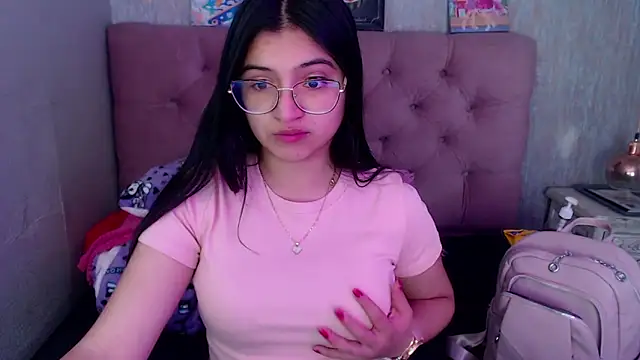 Snapshot of laurenelove chatting on 8, 10, 2025 laurenelove online show from 8, 10, 2025