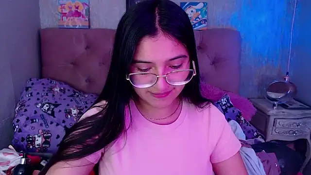 Snapshot of laurenelove chatting on 12, 10, 2025 laurenelove online show from 12, 10, 2025