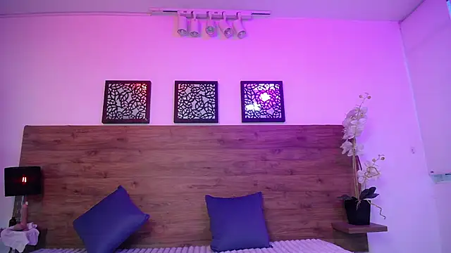 Snapshot of AlexandraCambell chatting on 2, 10, 2025 AlexandraCambell online show from 2, 10, 2025