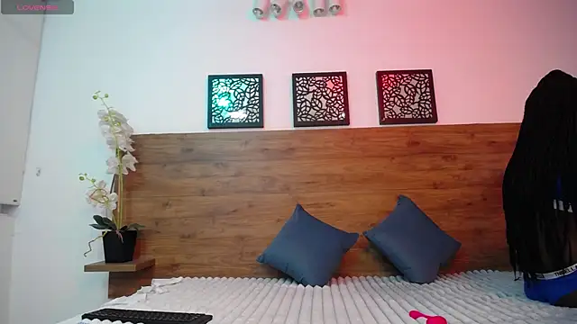 Snapshot of AlexandraCambell chatting on 6, 10, 2025 AlexandraCambell online show from 6, 10, 2025