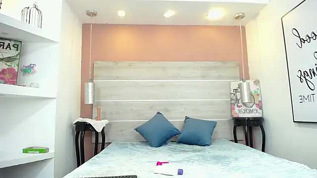 Snapshot of AlexandraCambell chatting on 4, 11, 2025 AlexandraCambell online show from 4, 11, 2025