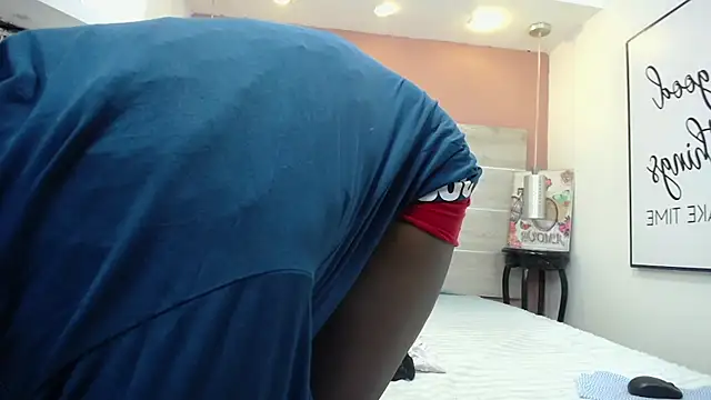 Snapshot of AlexandraCambell chatting on 4, 12, 2025 AlexandraCambell online show from 4, 12, 2025