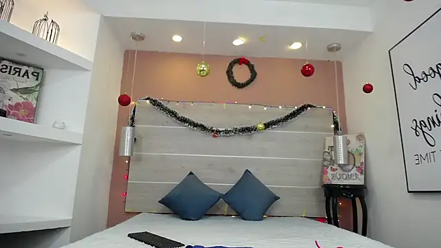 Snapshot of AlexandraCambell chatting on 15, 12, 2025 AlexandraCambell online show from 15, 12, 2025