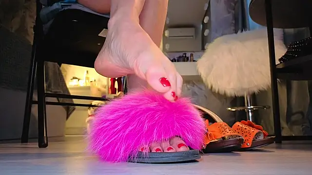 Snapshot of Feet_Heelss chatting on 6, 10, 2025 Feet Heelss online show from 6, 10, 2025