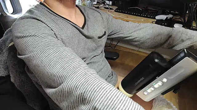 Snapshot of BenReich chatting on 27, 10, 2025 BenReich online show from 27, 10, 2025