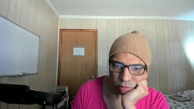 Snapshot of NaturalBeautyQueen chatting on 14, 10, 2025 NaturalBeautyQueen online show from 14, 10, 2025