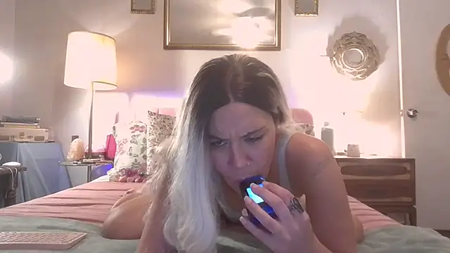 LilaDeliciousXX online show from 28, 10, 2025