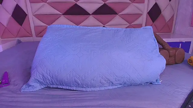 valecastro  online show from 8, 9, 2025