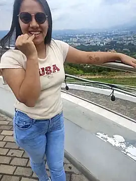 Dilan and Mia online show from 8, 10, 2025