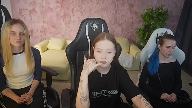 Snapshot of Esmie_Smile chatting on 15, 9, 2025 Esmie Smile online show from 15, 9, 2025