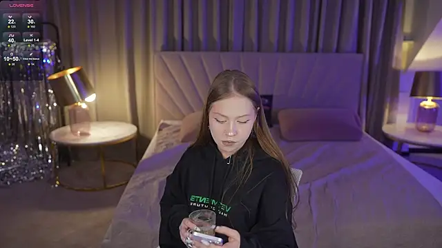 Esmie Smile online show from 25, 11, 2025