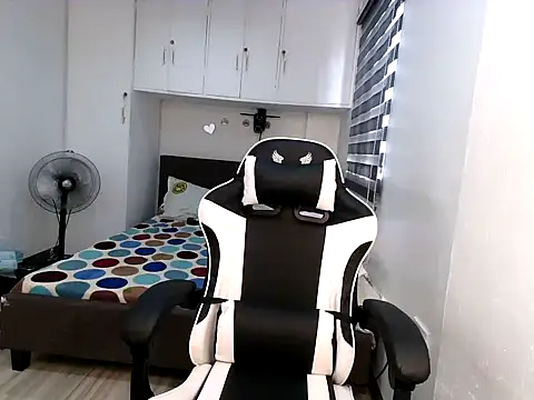 Snapshot of eattmebabyy chatting on 28, 11, 2025 eattmebabyy online show from 28, 11, 2025