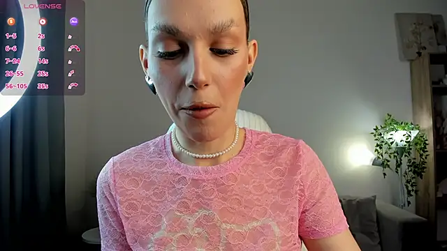 Ice Strawberry online show from 16, 11, 2025