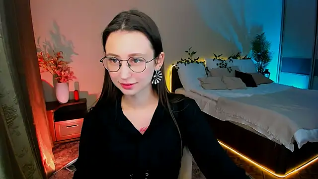 YourLovellyStory online show from 11, 11, 2025