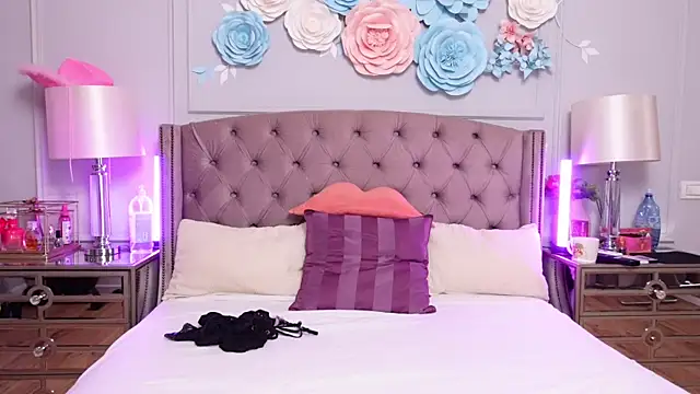 JenniferLovve online show from 10, 7, 2026