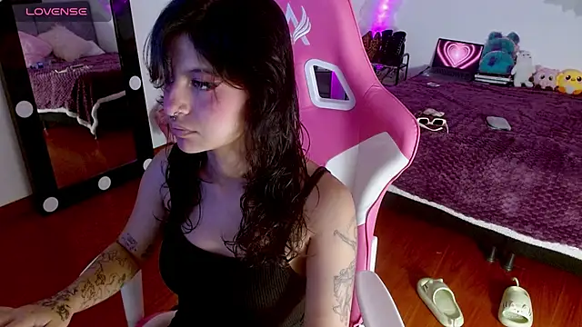 larah uwu online show from 21, 9, 2025