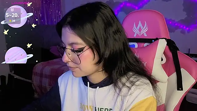 larah uwu online show from 16, 4, 2026